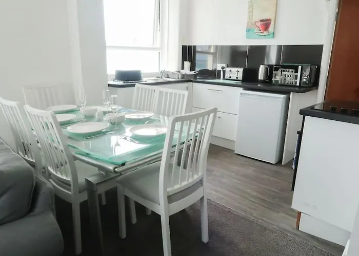Farina No8, 3 Bedroom Sea View Apartment Sleeping 7 Guests